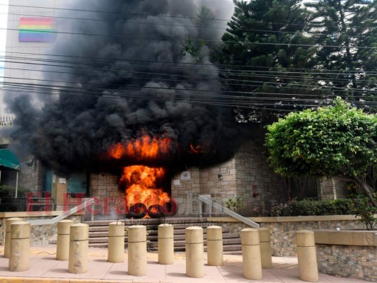 FOTOS: El momento del incendio en la Embajada de Estados Unidos en Honduras