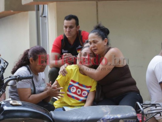 Dramático retiro de los restos de joven asesinado a escasos metros de su casa en el barrio El Bosque