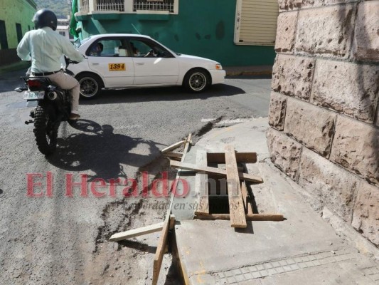 Baches, alcantarillas destapadas y calles colapsadas: riesgos en la capital