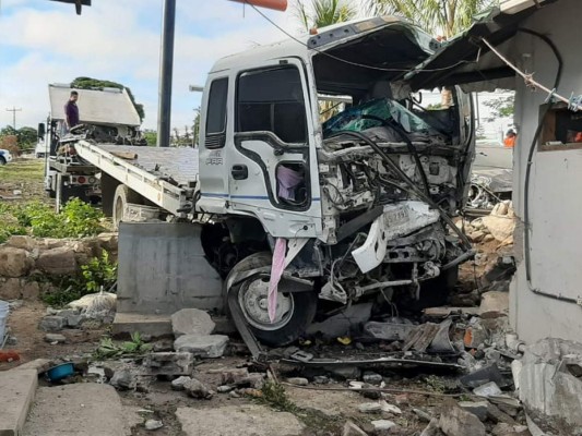 FOTOS: Así quedó el lugar donde impactó el camión en El Tizatillo