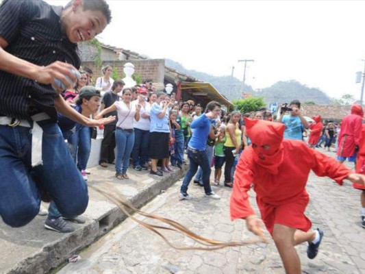 FOTOS: Los viacrucis más dolorosos y extremos del mundo