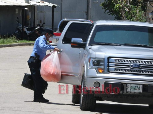 Sonriente y en compañía de Pepe Lobo: Así fue la salida de Rosa Elena de prisión