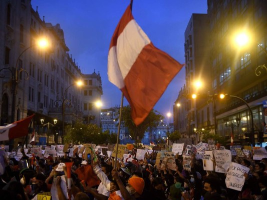 FOTOS: Renuncia de Manuel Merino, presidente Perú, desata celebración en las calles   