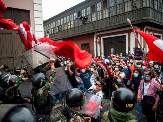 Jornada de intensas protestas en Perú un día después de la destitución de Vizcarra (FOTOS)