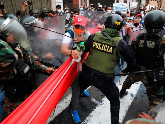 FOTOS: Sigue el ambiente tenso en Perú contra nombramiento de Manuel Merino