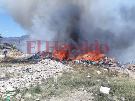 Las imágenes del voraz incendio en El Carrizal que amenaza con quemar los vehículos de un yonker