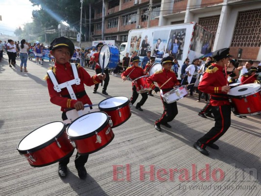 FOTOS: Extravagantes y vistosos trajes de las bandas en los desfiles