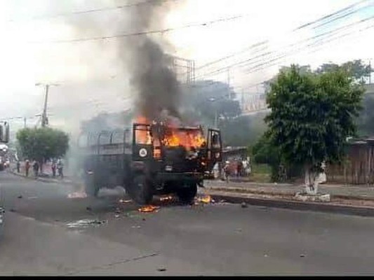 Manifestantes queman camión del Ejército en la colonia El Carrizal