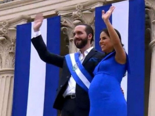 De azul y mostrando su avanzado embarazo, así llegó Gabriela Rodríguez a la investidura de Nayib Bukele