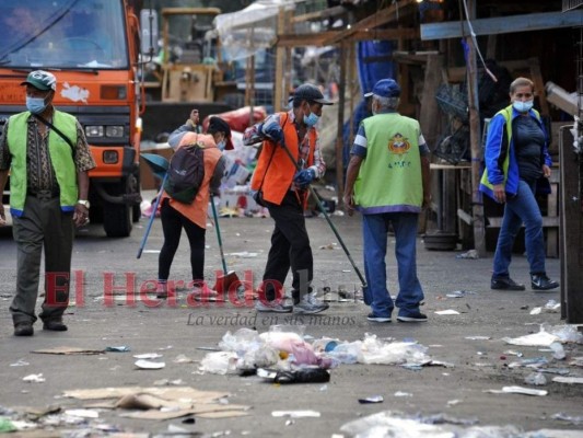 Recogen toneladas de basura producida en víspera del Año Nuevo en la capital (FOTOS)