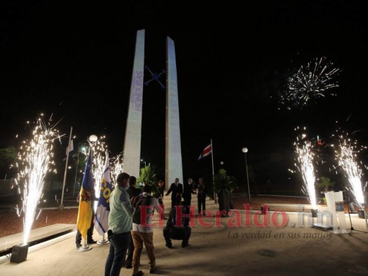 FOTOS: Así fue la inauguración del 'Monumento Obelisco Bicentenario'