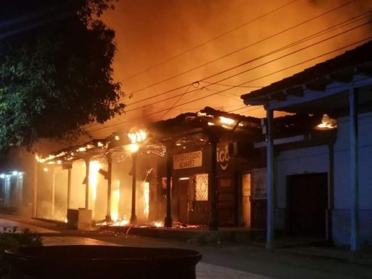 Dolorosas imágenes del incendio que arrasó varios negocios en mercado de Choluteca