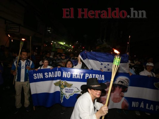 FOTOS: Marcha de las Antorchas llega a las afueras del Congreso Nacional