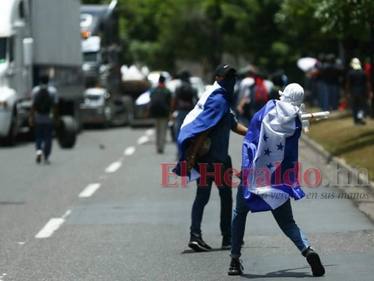 FOTOS: Bloqueos y enfrentamientos en el bulevar Fuerzas Armadas