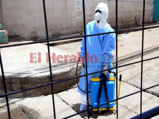 FOTOS: Pacientes sospechosos de covid-19 abarrotan triaje de la Mayangle