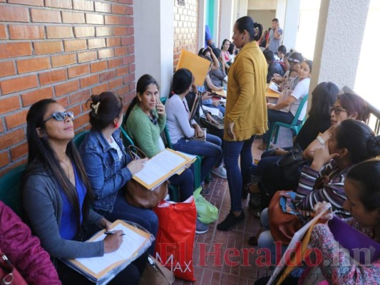 FOTOS: Largas filas de docentes que buscan obtener una plaza vacante