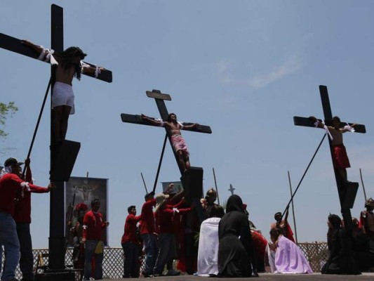 FOTOS: Los viacrucis más dolorosos y extremos del mundo