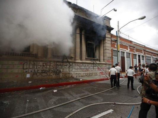 Prenden fuego a Congreso de Guatemala en protesta por reducción de fondos a Educación y Salud (FOTOS)