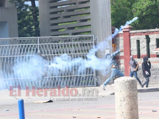 Fotos: Batalla campal entre encapuchados y Policías Antimotines en las afueras de la UNAH