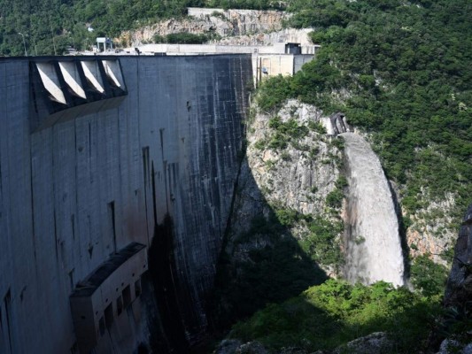 Así se ejecuta la descarga de agua en la represa El Cajón (Fotos)