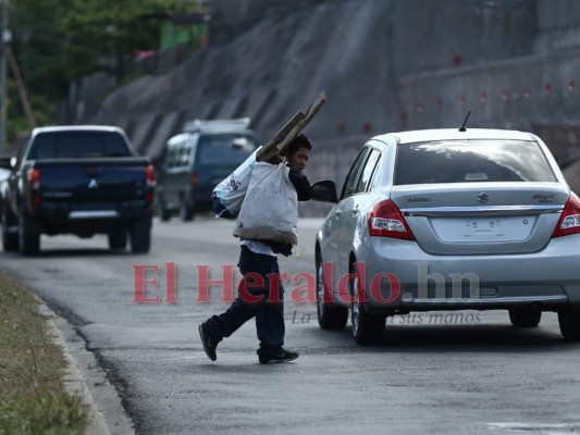 FOTOS: Capitalinos al filo de la muerte al atravesar peligrosos cruces  