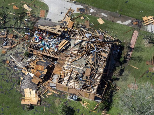 FOTOS: Destrucción, inundaciones y muertos tras el paso de Laura en EEUU