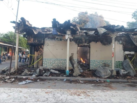 Dolorosas imágenes del incendio que arrasó varios negocios en mercado de Choluteca