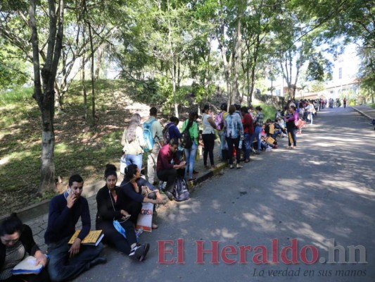 FOTOS: Largas filas de docentes que buscan obtener una plaza vacante