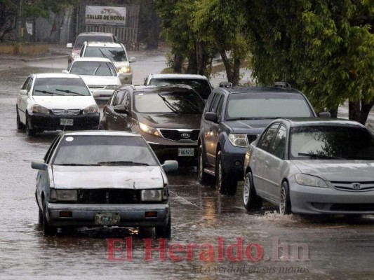 Calles convertidas en ríos y aceras inundadas, así luce la capital tras las lluvias