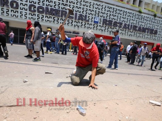 Las impactantes imágenes que dejaron las violentas protestas por el Día del Trabajador