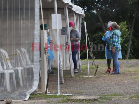 Bajo el Sol, la lluvia y el frío, la dura espera de familiares pacientes en alrededores del Hospital Escuela (FOTOS)