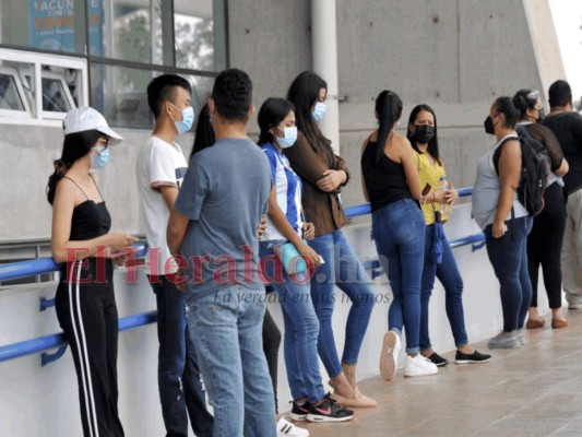 Jóvenes de 18 años abarrotaron los centros de vacunación para obtener dosis anticovid