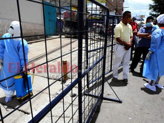 FOTOS: Pacientes sospechosos de covid-19 abarrotan triaje de la Mayangle