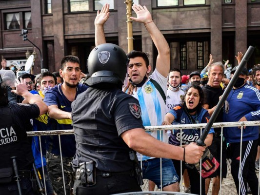 Desesperación de hinchas por decir adiós a Maradona provocó disturbios