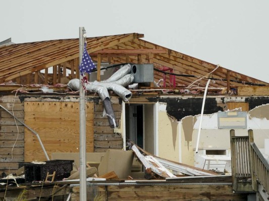 FOTOS: Destrucción, inundaciones y muertos tras el paso de Laura en EEUU