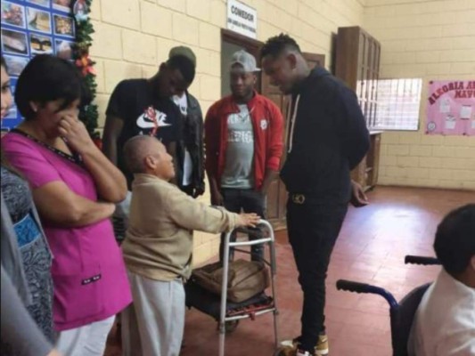 FOTOS: El noble gesto de Romell Quioto en un asilo de ancianos y en el Hospital Escuela en víspera navideña