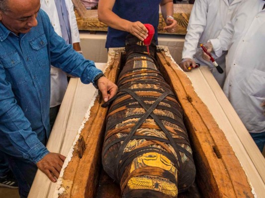 FOTOS: Hallan 59 sarcófagos con momias de 2,600 años de antigüedad