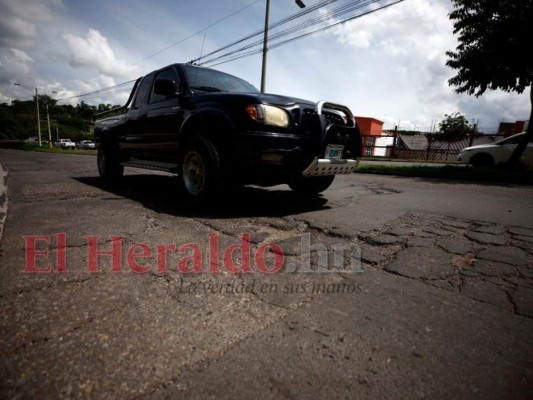 Baches, tierra y alcantarillas destapadas: deterioradas calles de la capital (FOTOS)