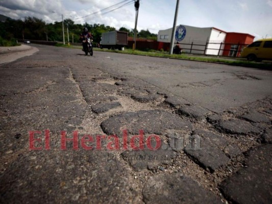 Baches, tierra y alcantarillas destapadas: deterioradas calles de la capital (FOTOS)