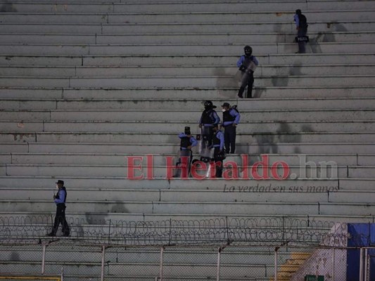 Afición merengue le pone color al clásico Olimpia-Real España en el Nacional (Fotos)