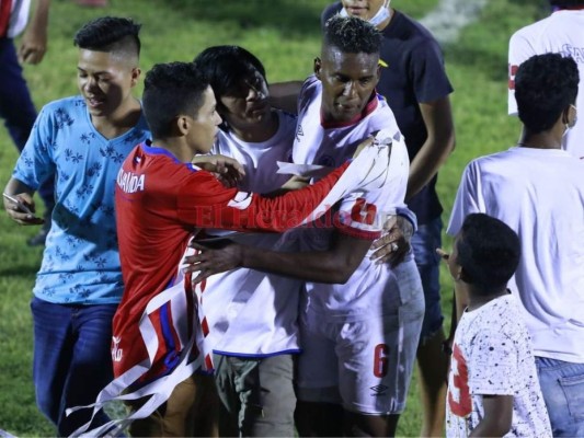 FOTOS: Ultra Fiel ingresó a la cancha y festejó con jugadores de Olimpia tras avanzar a la final