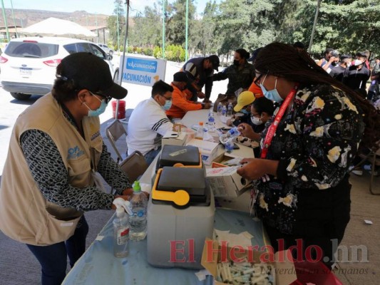 Por refuerzo y primeras dosis, capitalinos acuden a vacunarse a Parada Marte (FOTOS)