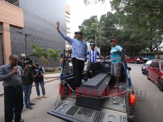 FOTOS: Familiares de reos asesinados en cárcel La Tolva reclaman cuerpos de la morgue