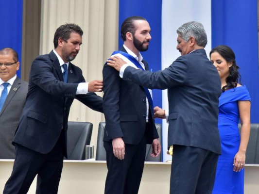 De azul y mostrando su avanzado embarazo, así llegó Gabriela Rodríguez a la investidura de Nayib Bukele