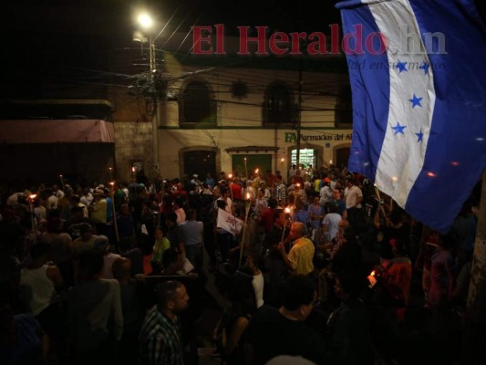 FOTOS: Marcha de las Antorchas llega a las afueras del Congreso Nacional