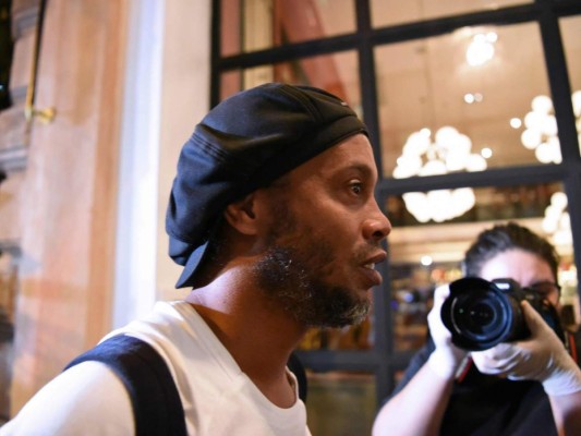 FOTOS: Así fue la llegada de Ronaldinho al hotel donde guardará prisión