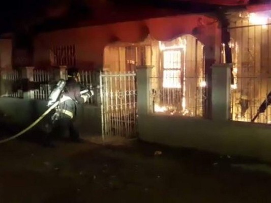 FOTOS: La escena del incendio que cegó la vida de una madre y dos niños