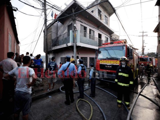 Drama, dolor y pérdidas materiales dejó incendio en la colonia Divanna (Fotos)