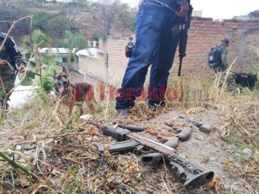 Dentro de un barril encuentran armamento de guerra e indumentaria militar en Tegucigalpa (Fotos)