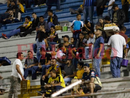 Ambiente en el estadio Morazán previo al partido de semifinal entre Real España vs Marathón